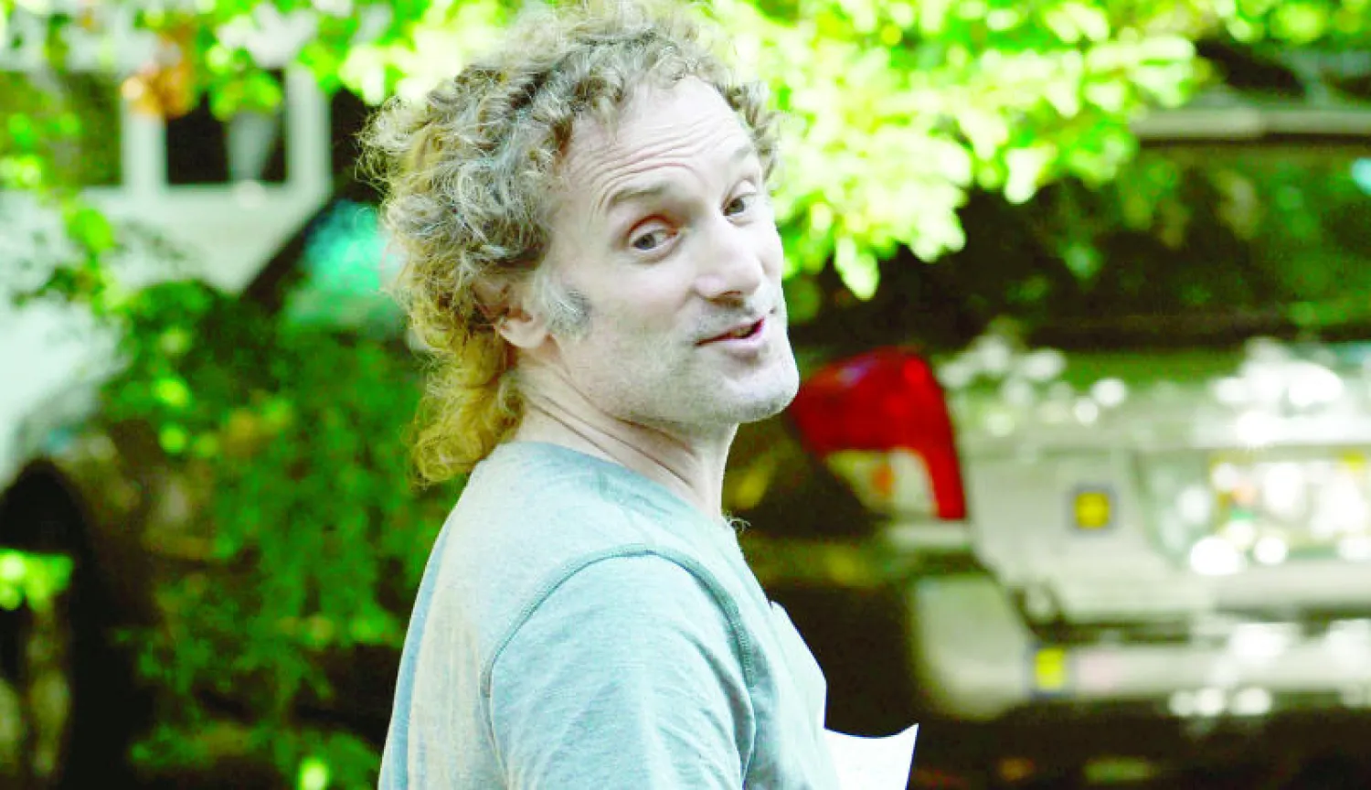 الصحافي بيتر كيرتيز بعد الندوة الصحافية التي أجراها أمام  مسكنه في ماساتشوستس الأميركية أمس  (إ.ب.أ)