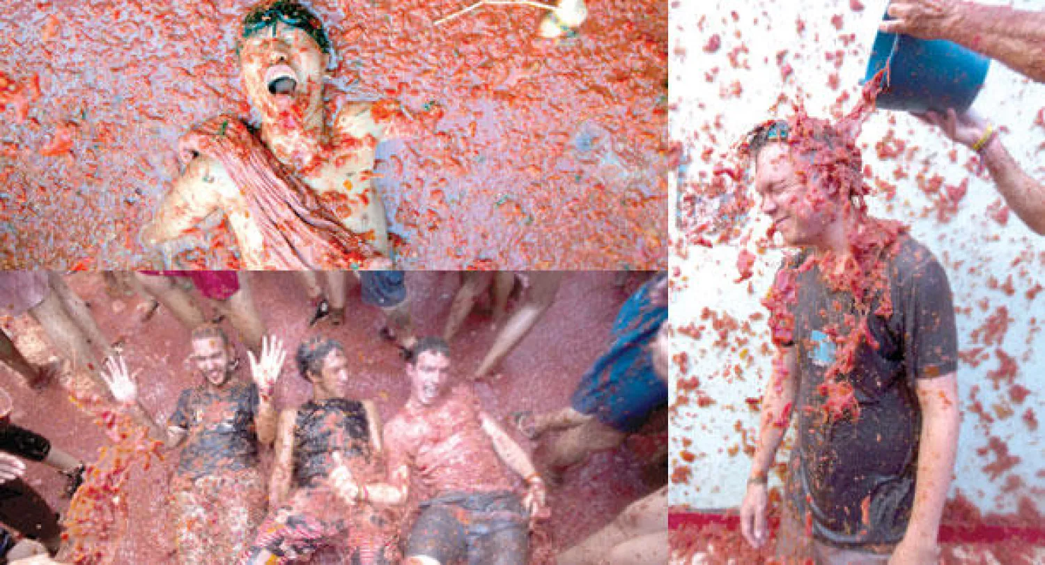 شباب يشاركون في احتفال {توماتينا} في محافظة بلنسية الإسبانية (إ.ب.أ)