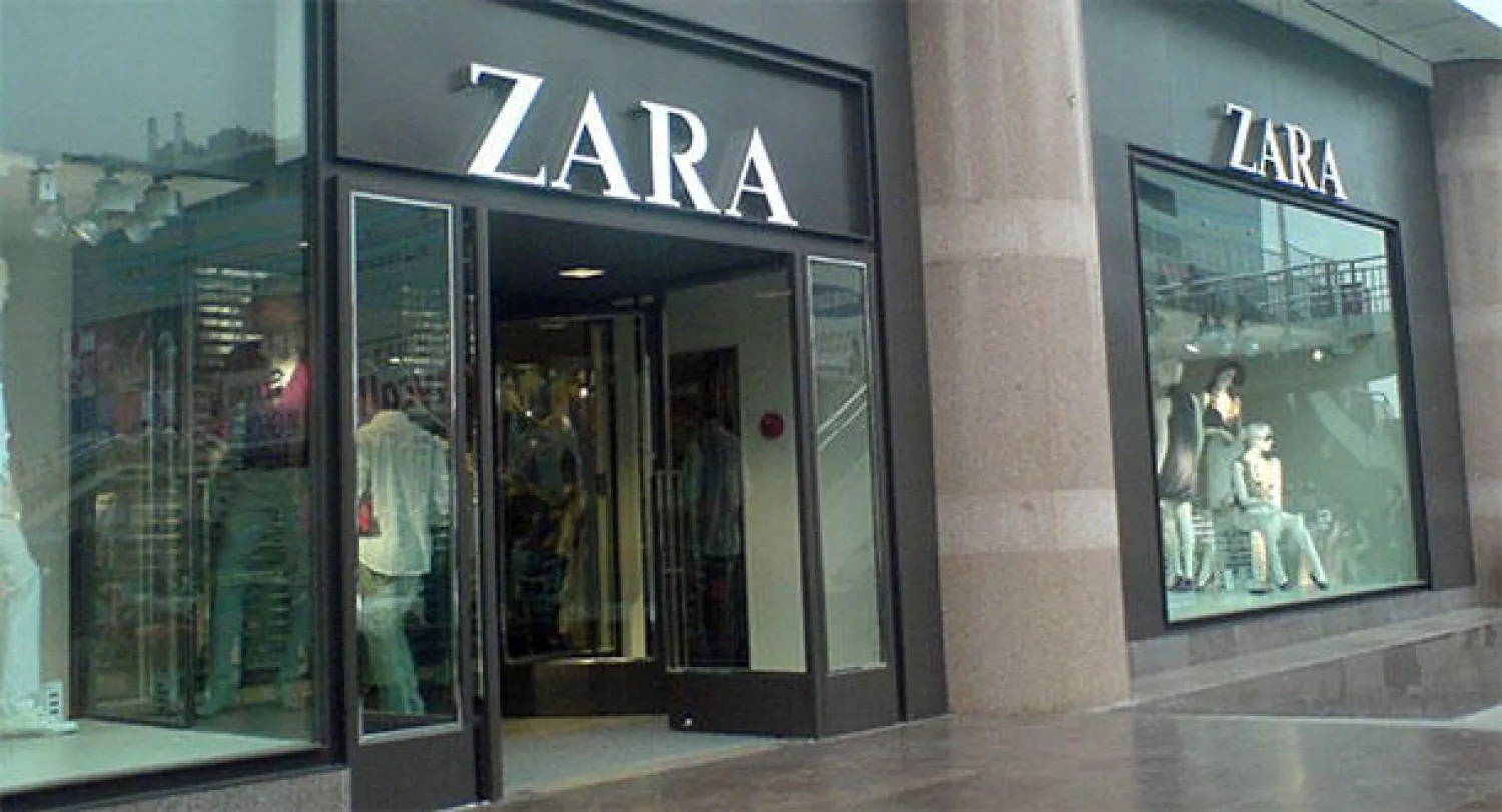 محلات «زارا» تسحب قميصا إثر تشبيهه بزي المعسكرات النازية