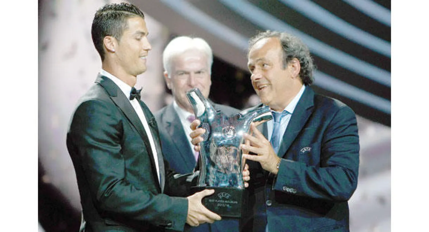 رونالدو يتسلم جائزة أفضل لاعب في أوروبا من بلاتيني رئيس الـ«ويفا» (أ.ف.ب)