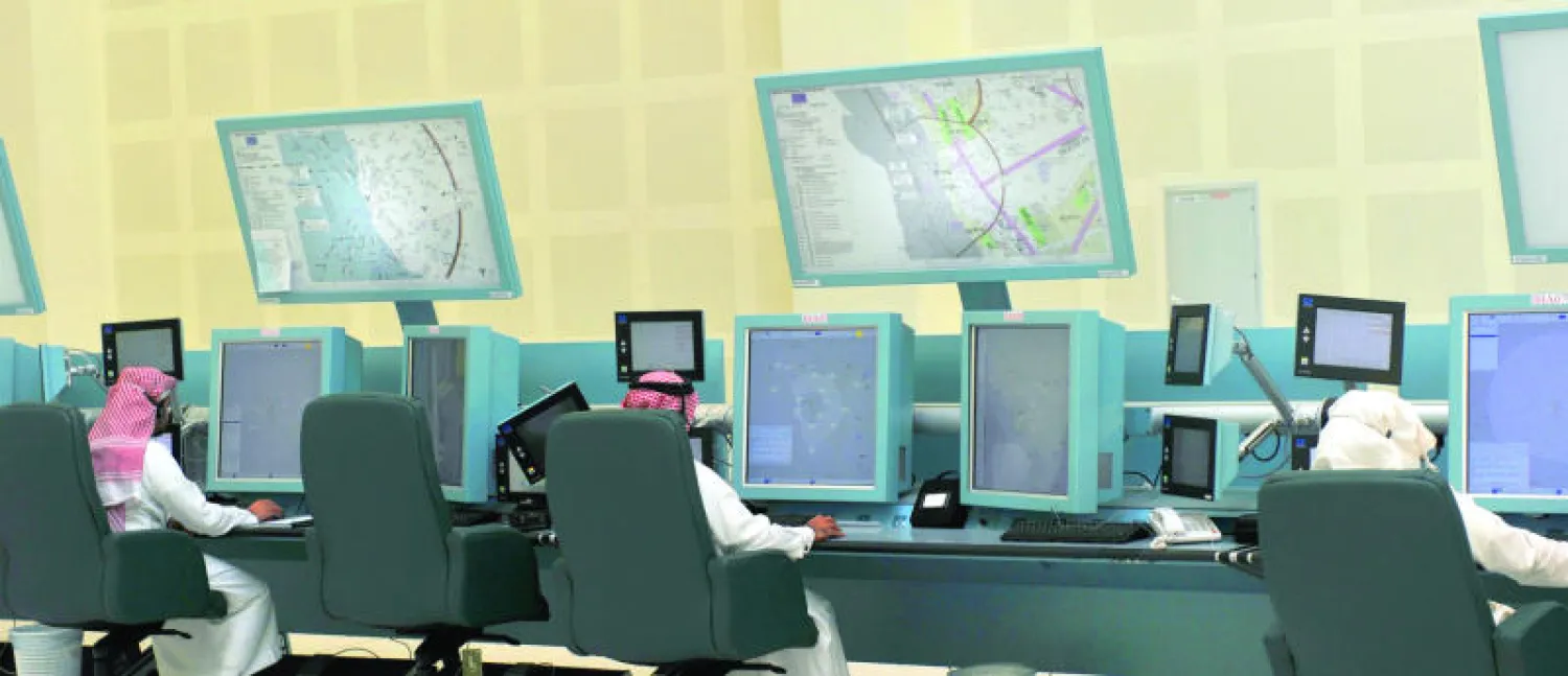 جانب من أجهزة الرصد في مطار الملك عبد العزيز في جدة («الشرق الأوسط»)