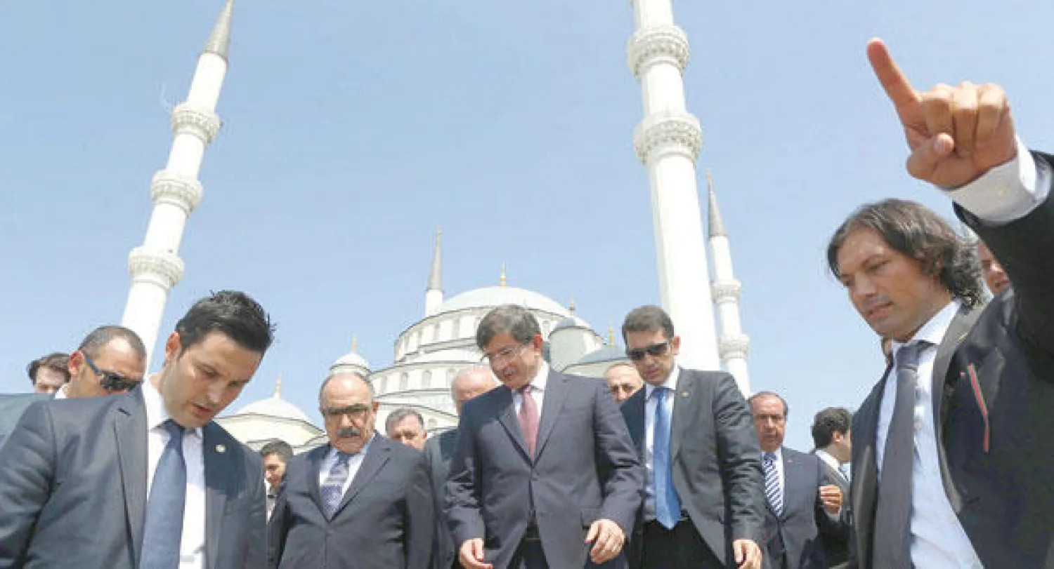 رئيس الوزراء التركي الجديد لدى مغادرته أحد مساجد أنقرة بعد أداء صلاة الجمعة أمس (أ.ف.ب)