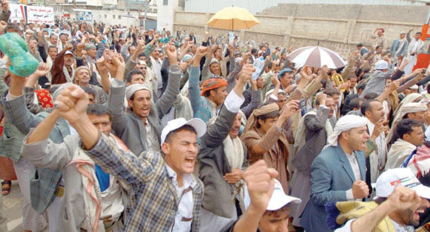 متظاهرون حوثيون يطالبون باستقالة الحكومة  في صنعاء (أ.ف.ب)