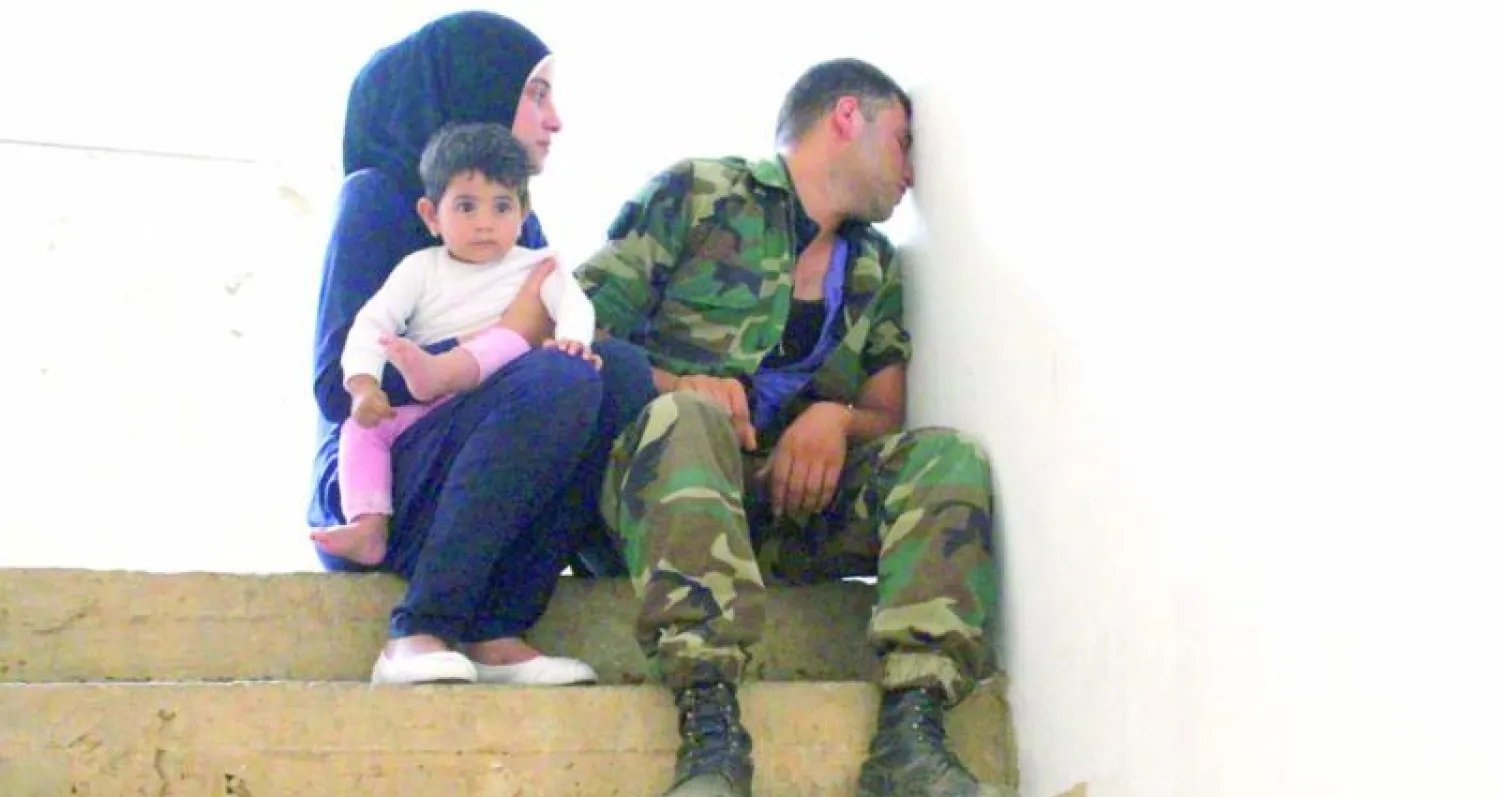 أقارب الجندي اللبناني علي السيد الذي قطعت {داعش} رأسه (رويترز)