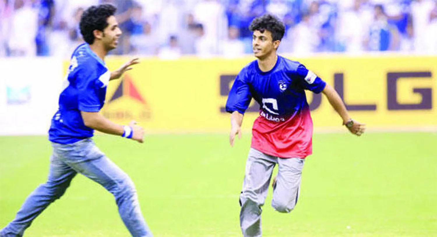 مباراة الهلال والسد في دوري آسيا شهدت تصرفات مؤسفة لبعض المشجعين على أرضية ملعب الدره