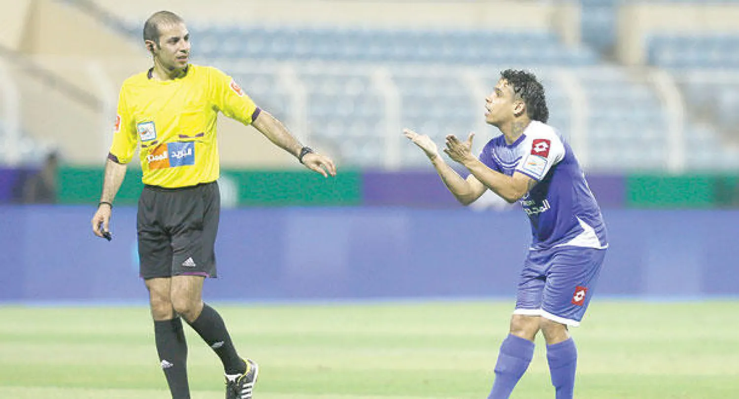 إلتون محترف الفتح يعترض على أحد قرارات حكم المباراة في المباراة التي خسرها فريقه أمام الفيصلي 2/1 أمس الأول (تصوير: عيسى الدبيسي)