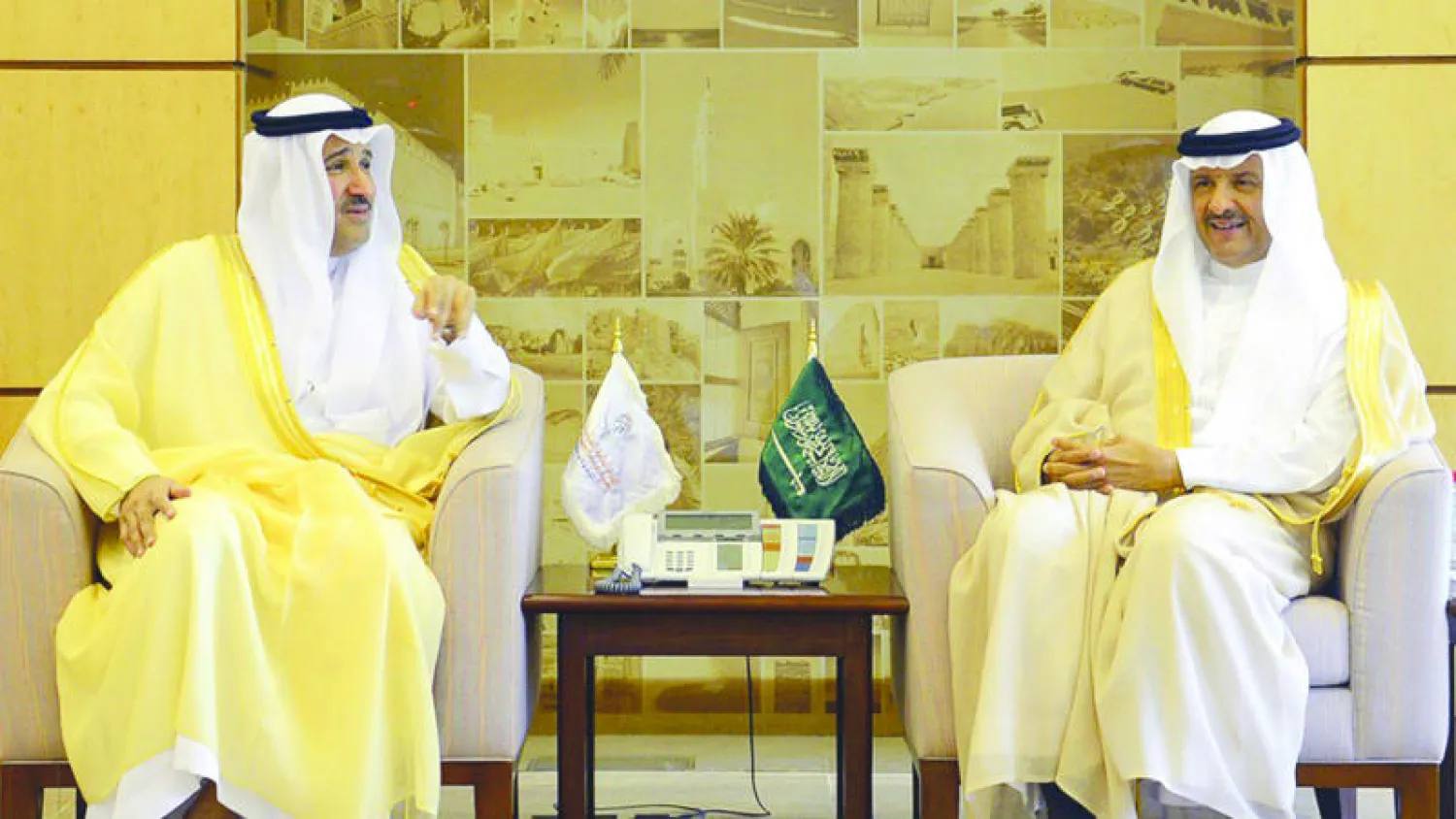 سلطان بن سلمان خلال استقباله أمير المدينة المنورة