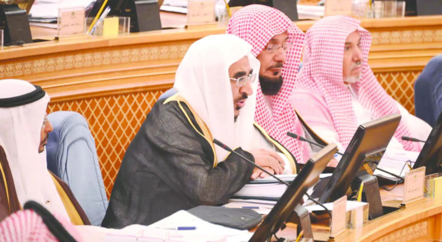 الدكتور أبوعباة خلال مداخلته عن تقرير هيئة الأمر بالمعروف («الشرق الأوسط»)