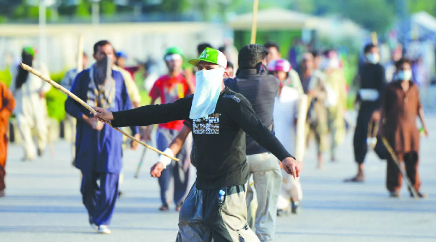 محتجون باكستانيون يطالبون برحيل نواز شريف رئيس الوزراء خلال مواجهتهم مع الشرطة الباكستانية في إسلام آباد أمس (أ.ف.ب)