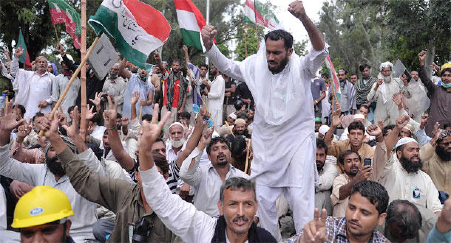 احتجاجات إسلام آباد تتحول إلى اشتباكات عنيفة.. وقائد الجيش يجتمع برئيس الوزراء