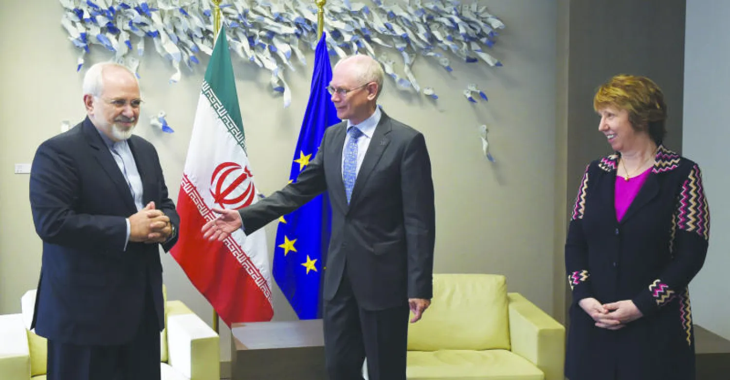 رئيس مجلس الاتحاد الأوروبي المنتهية ولايته هيرمان فان رومبوي خلال استقباله وزير خارجية إيران محمد جواد ظريف في بروكسل أمس وإلى يسارهما ممثلة الاتحاد الأوروبي للقضايا الخارجية كاثرين أشتون (أ.ف.ب)