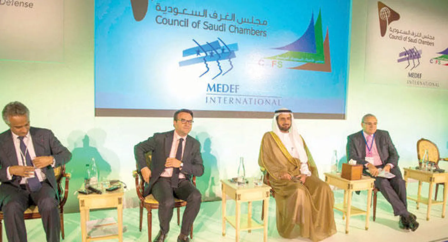 وزير التجارة السعودي خلال ترؤسه اجتماع مجلس الأعمال السعودي الفرنسي ويبدو نظيره الفرنسي إلى يمينه (واس)