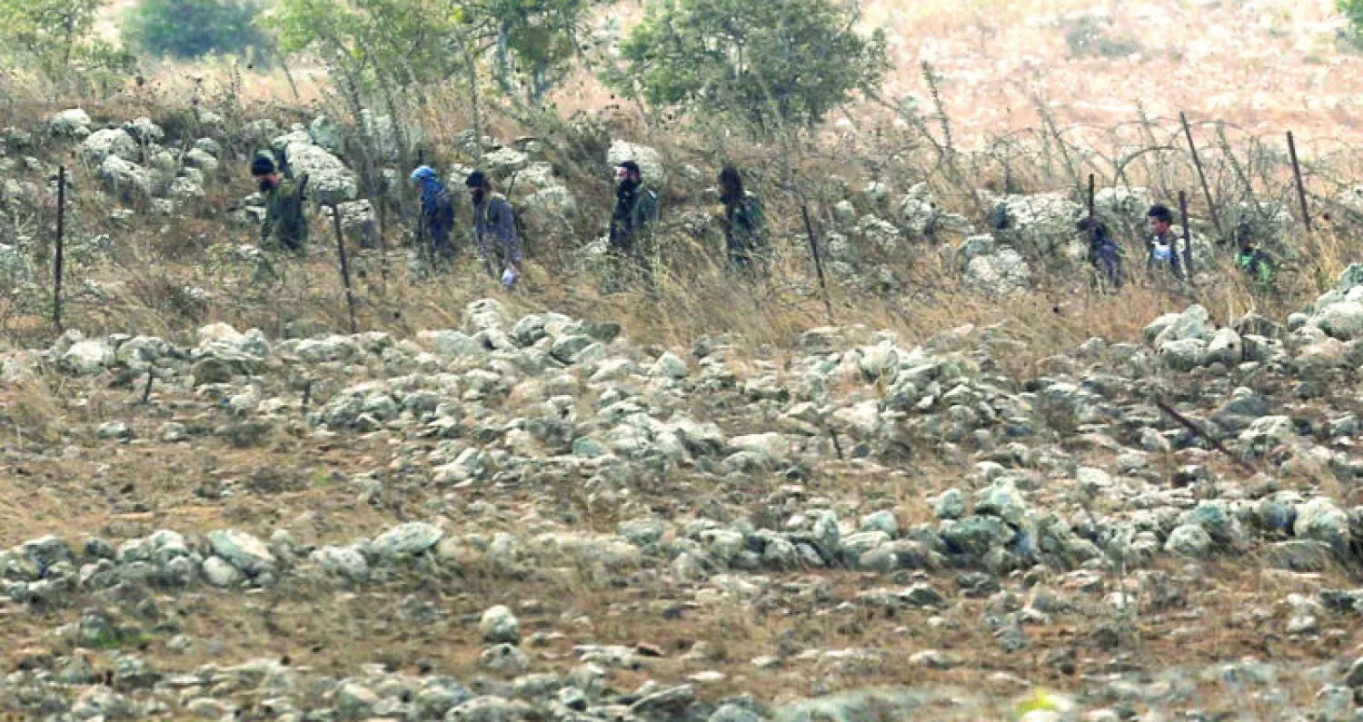 مقاتلون سوريون في الجولان، أمس، متأهبون لمواجهات محتملة مع قوات النظام (إ.ب.أ)