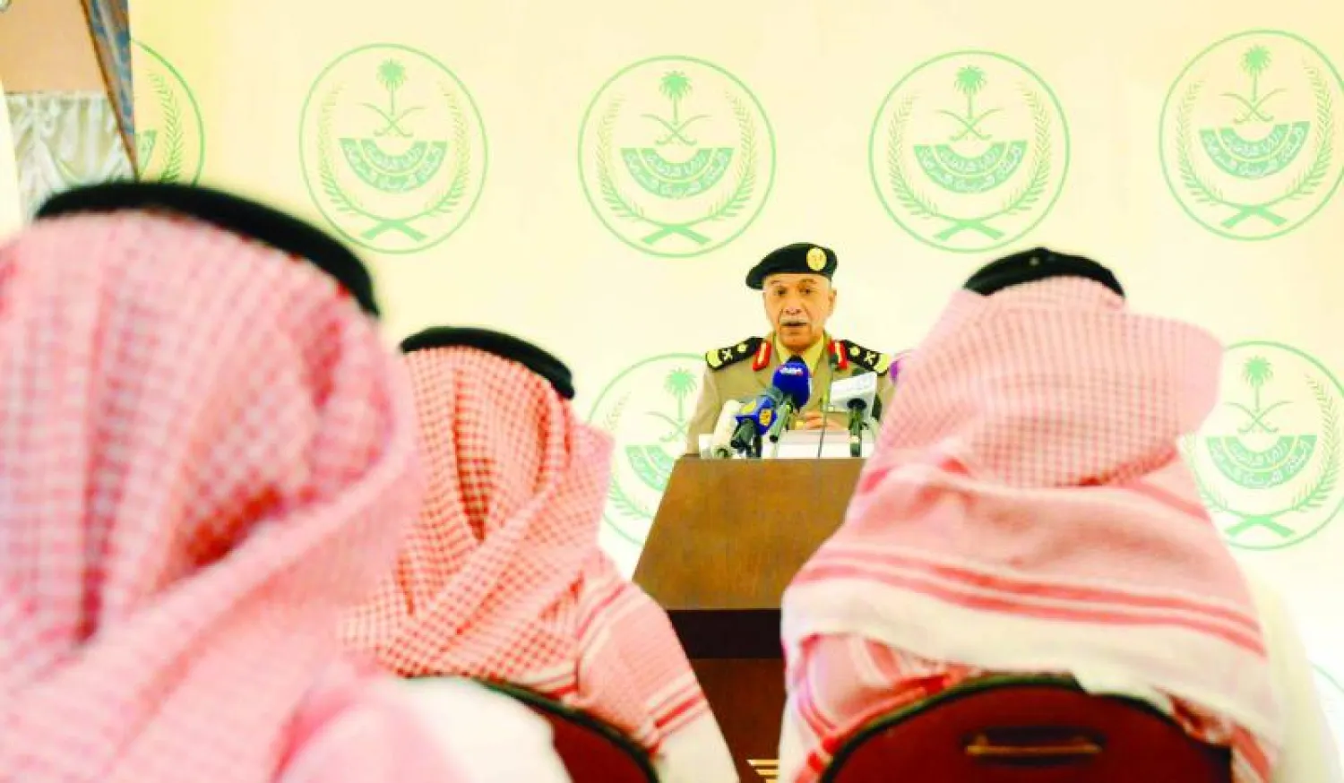 اللواء منصور التركي المتحدث الرسمي باسم الداخلية السعودية أثناء المؤتمر الصحافي والذي أعلن فيه عن القبض على الخلايا الإرهابية «واس»