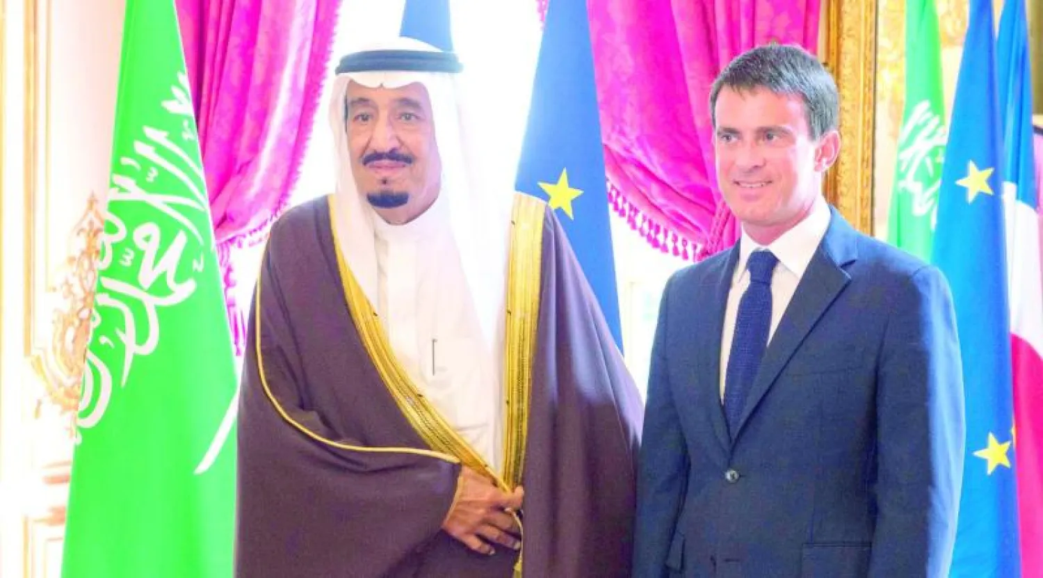 الأمير سلمان لدى لقائه رئيس الوزراء الفرنسي إيمانويل فالس في باريس أمس (واس) 