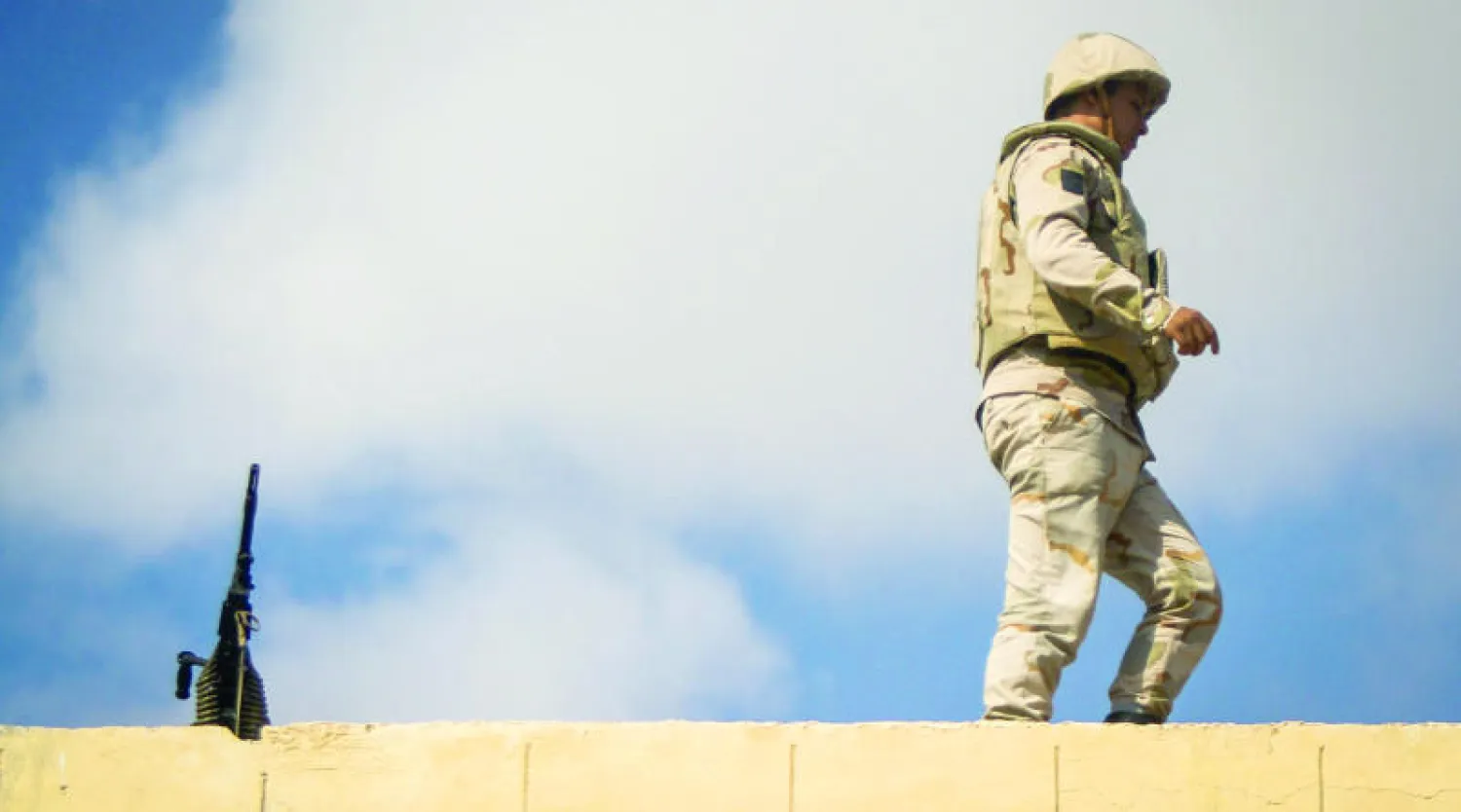 جندي مصري خلال دورية لحراسة معبر رفح على الحدود مع قطاع غزة (أ.ف.ب)