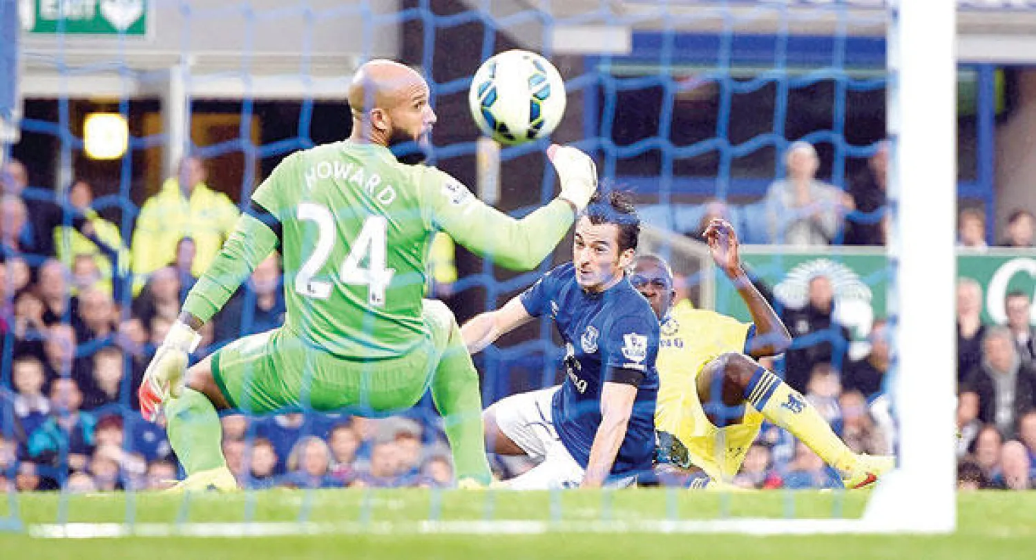 حارس إيفرتون يفشل في التصدي لتسديدة راميريز نجم تشيلسي (أقصى اليمين) (رويترز)