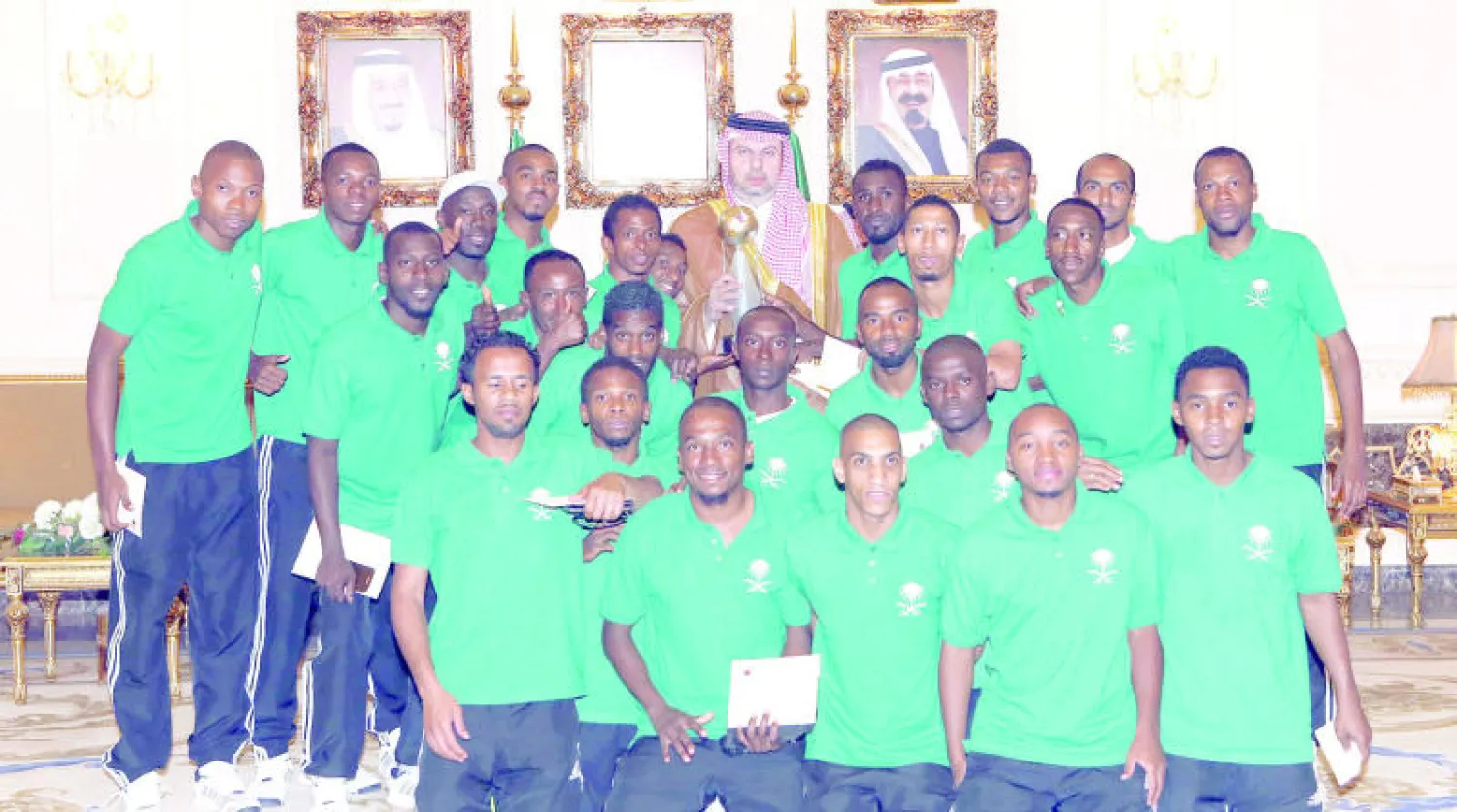 الأمير عبد الله بن مساعد في لقطة جماعية مع لاعبي المنتخب السعودي لذوي الاحتياجات الخاصة أبطال العالم