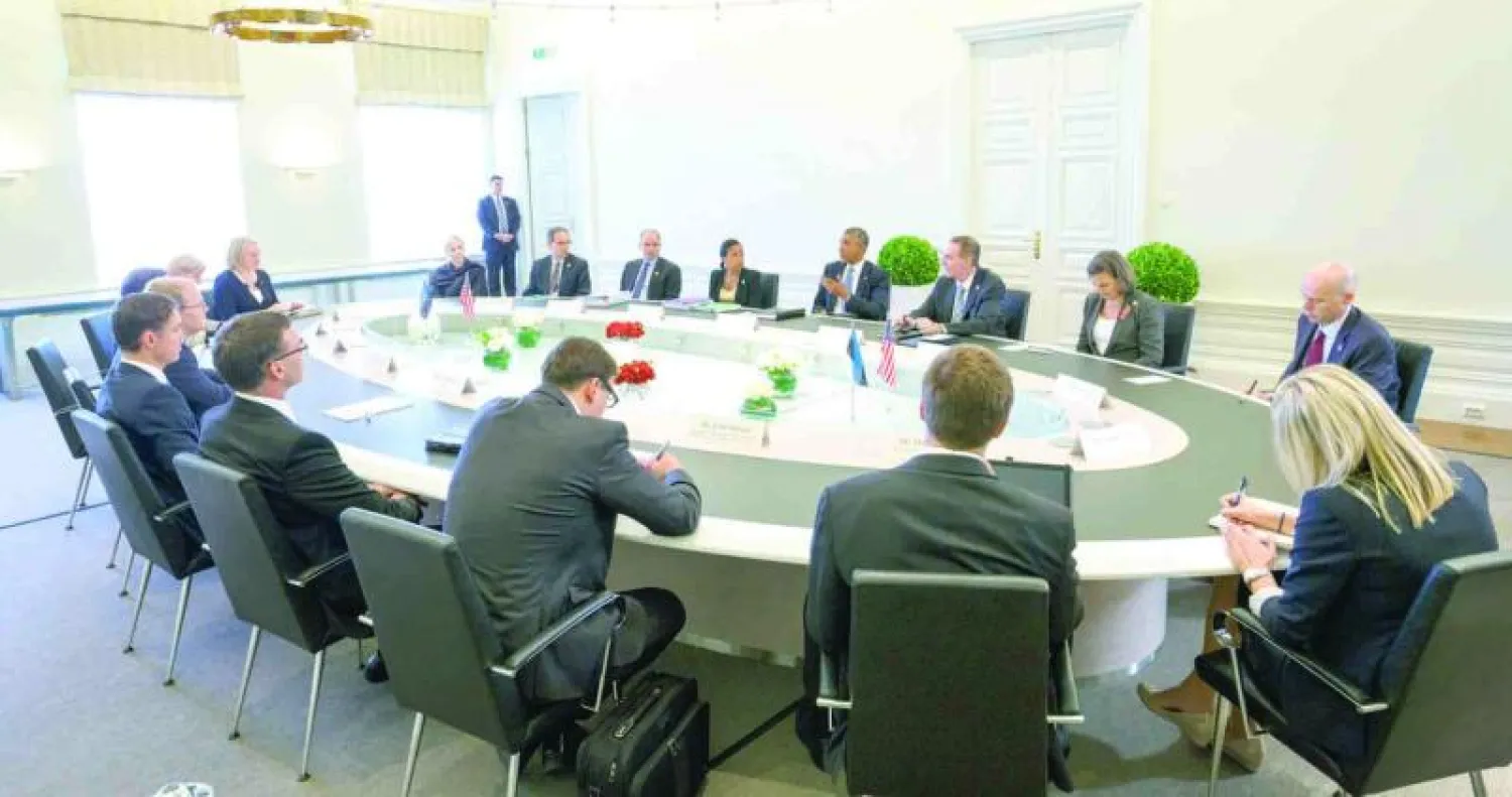 أوباما (الخامس يمين) أثناء مباحثاته مع تافي رويفاس (يسار) بحضور مساعدين من الجانبين في تالين أمس (إ.ب.أ)