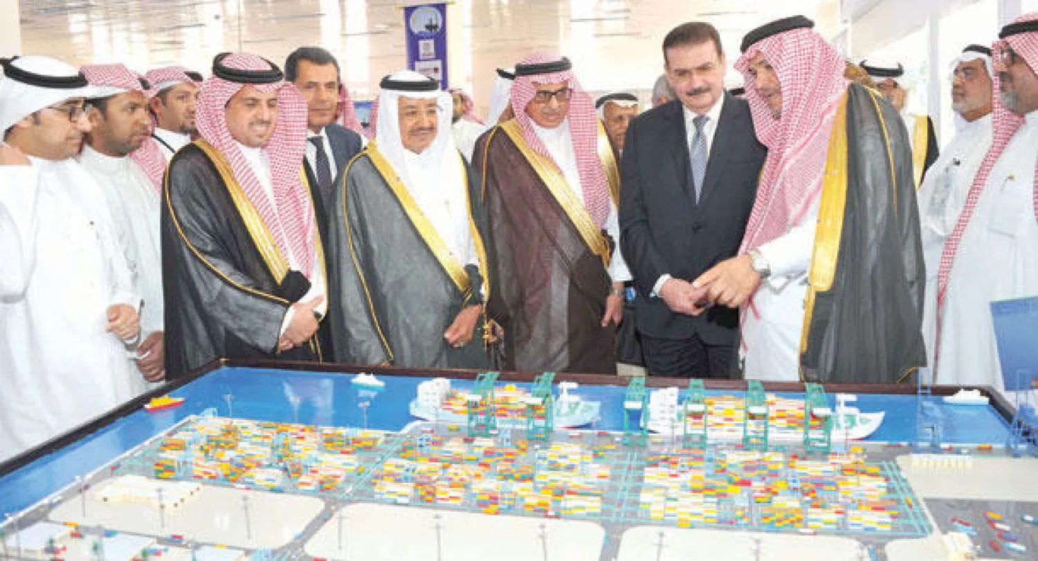 جبارة الصريصري خلال تدشينه فعاليات المؤتمر الدولي الأول للهندسة البحرية والمنصات في الجبيل أمس بحضور وزير النقل المصري (واس)