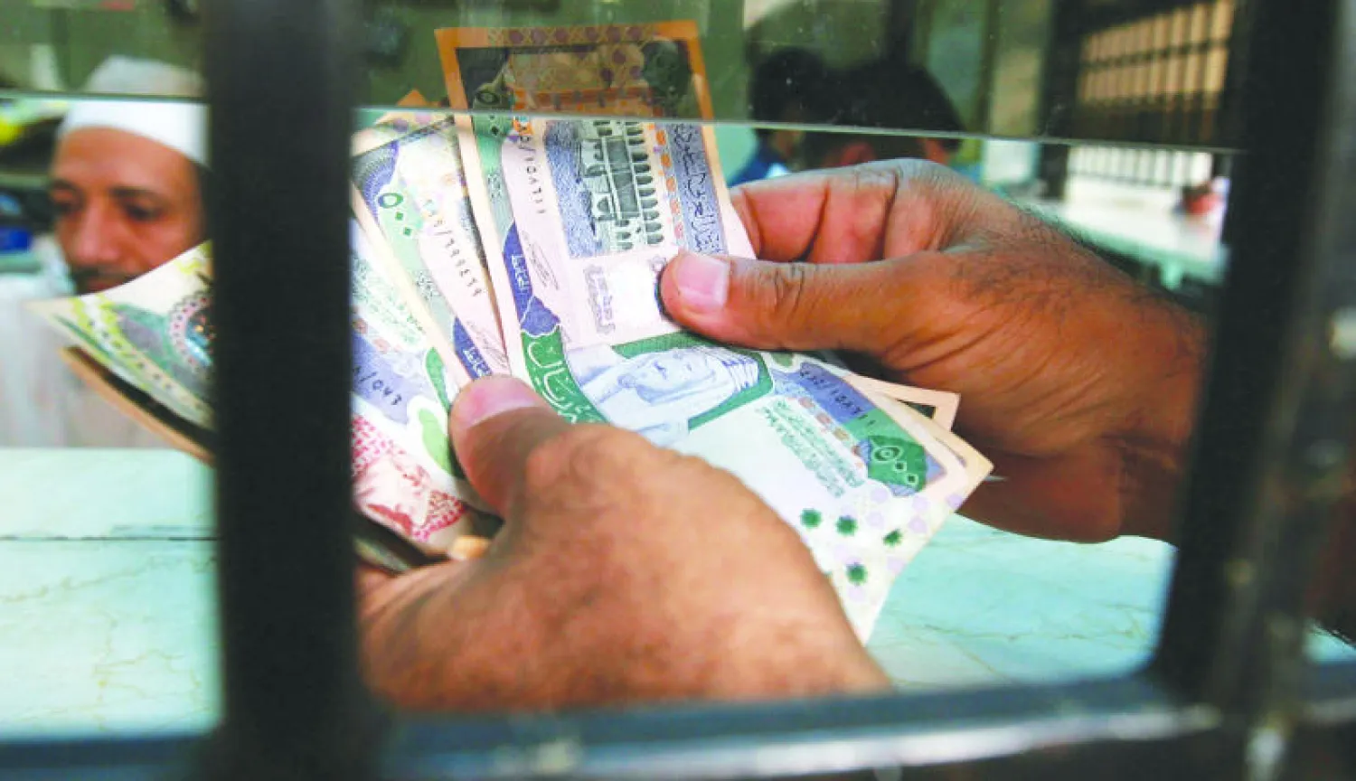 شباك أحد البنوك السعودية («الشرق الأوسط»)