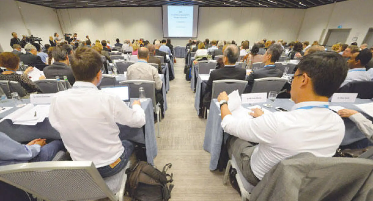 مشاركون في مؤتمر منظمة الصحة العالمية حول وسائل مكافحة فيروس إيبولا في جنيف أمس (إ.ب.أ)