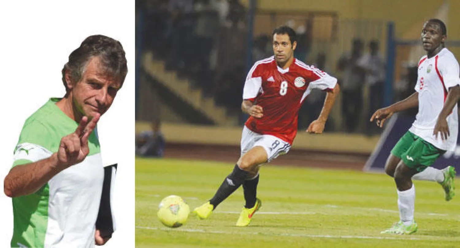 عبد ربه نجم مصر ينطلق بالكرة في آخر تجارب المنتخب أمام كينيا الأسبوع الماضي («الشرق الأوسط»)  -  مدرب الجزائر الجديد يستهل مهمته بمواجهة إثيوبيا (أ.ف.ب)