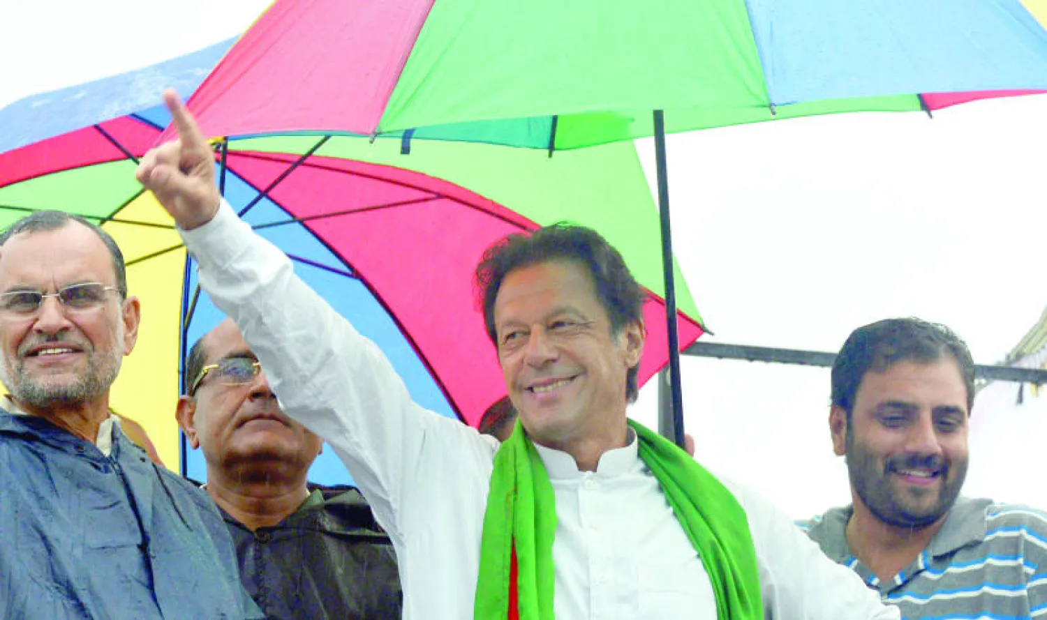 الزعيم السياسي المعارض عمران خان يتحدث إلى أنصاره في إسلام آباد أمس (أ.ف.ب)