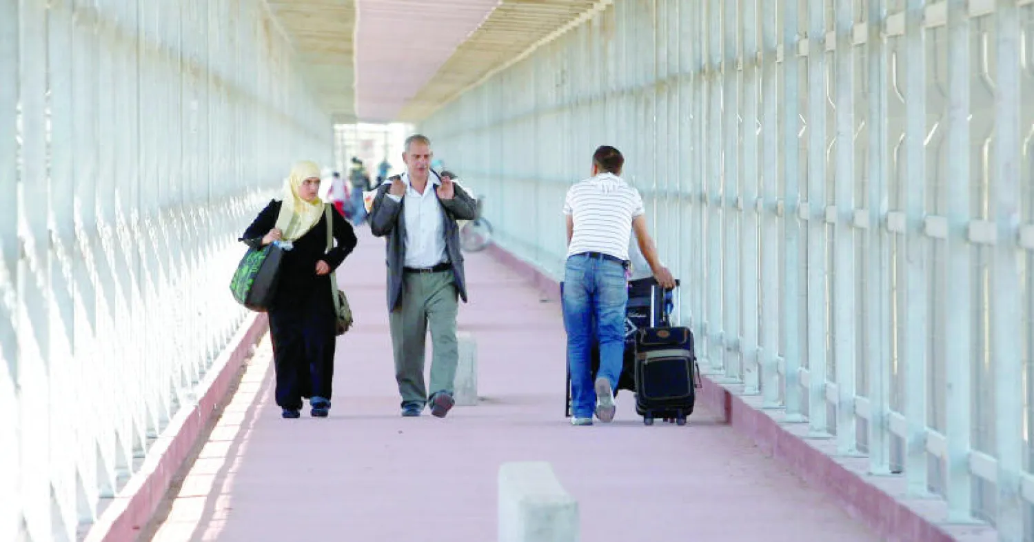 فلسطينيون يمرون عبر البناء الجديد لمعبر إيريز بين غزة وإسرائيل (أ.ب)
