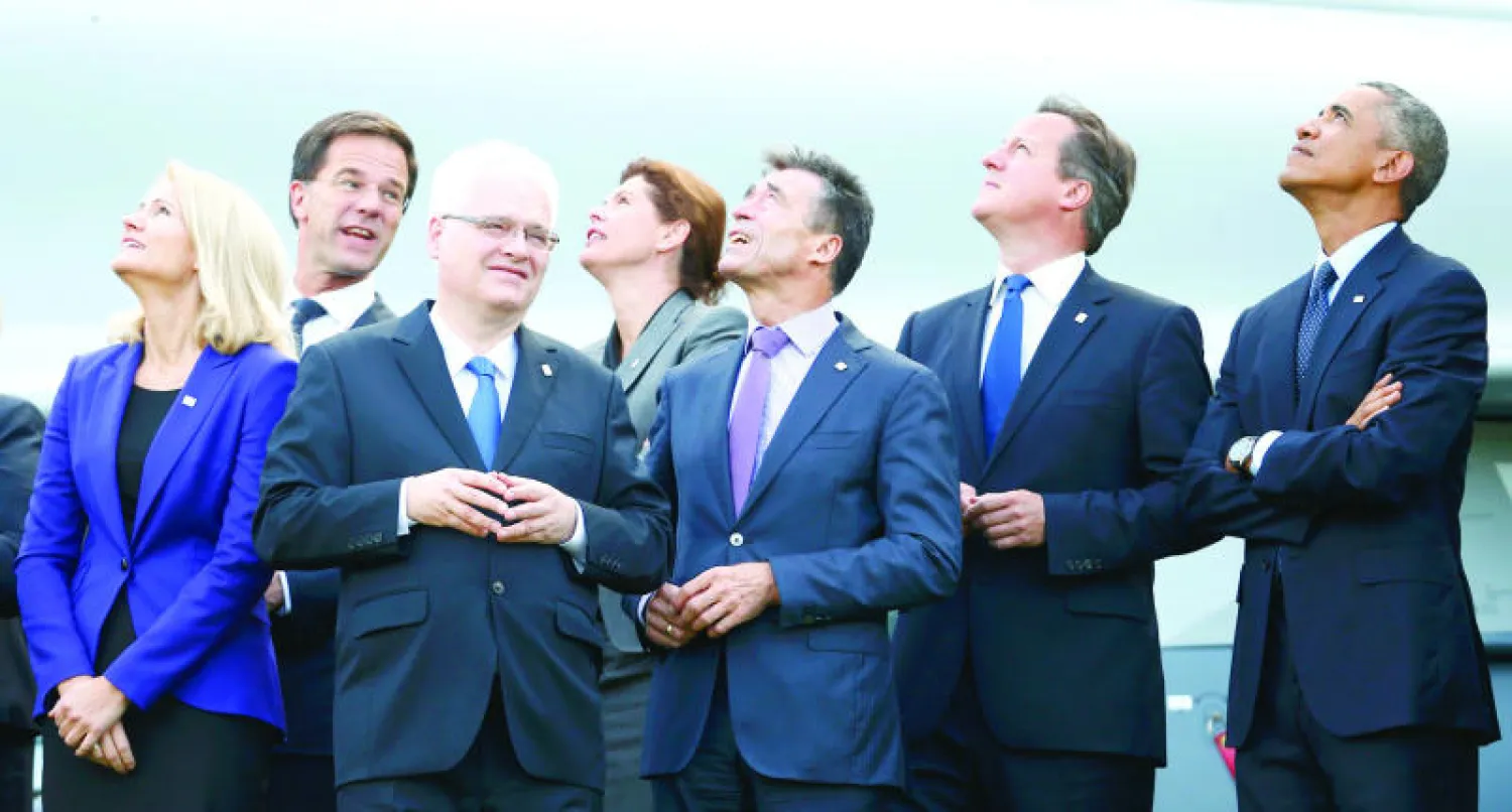 قادة دول حلف شمال الأطلسي ينظرون إلى عروض تحليق جوي في اليوم الثاني والأخير من قمتهم في نيوبورت بويلز أمس (رويترز)