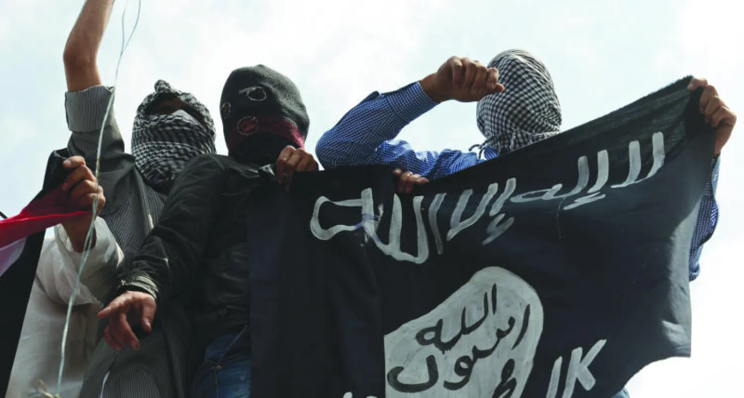 متظاهرون من كشمير يرفعون علم «داعش» خلال مظاهرة ضد إسرائيل أثناء حربها على غزة في يوليو الماضي (أ.ف.ب)