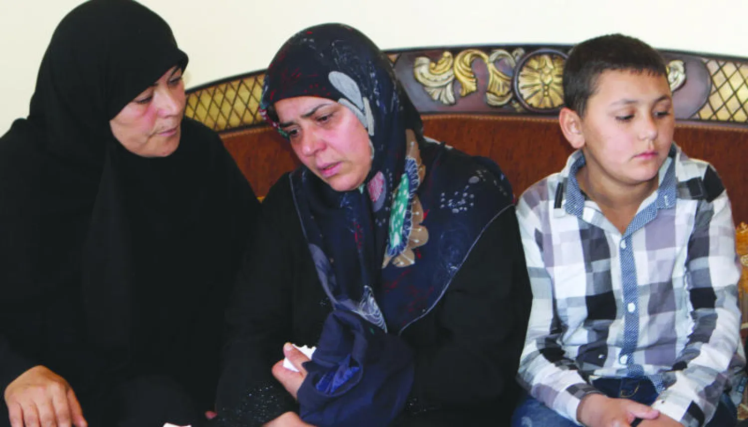 والدة الجندي اللبناني عباس مدلج خلال مراسم تشييعه في بلدته أنصار جنوب بعلبك أمس (رويترز)