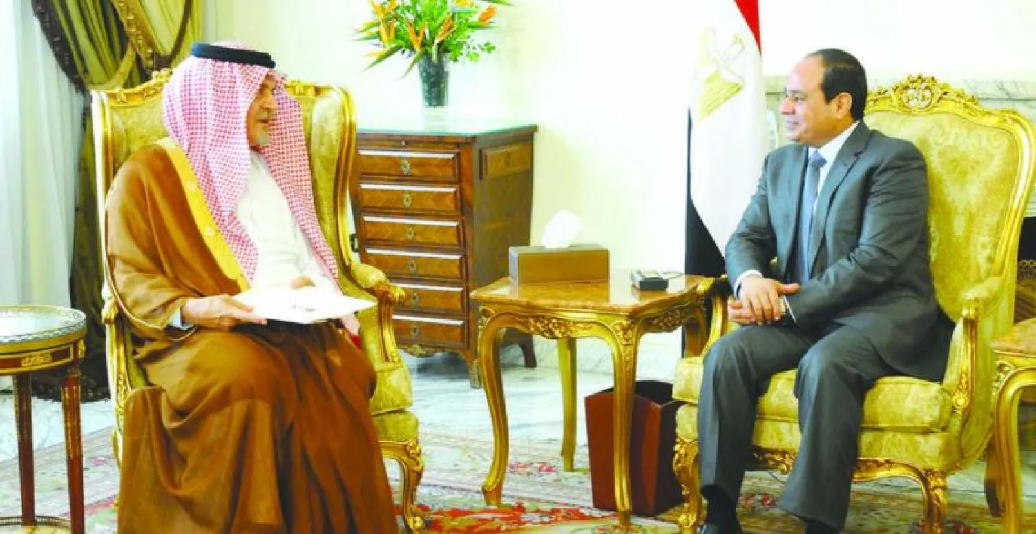 الرئيس عبد الفتاح السيسي لدى استقباله الأمير سعود الفيصل بمقر رئاسة الجمهورية أمس (صورة خاصة من الرئاسة المصرية)
