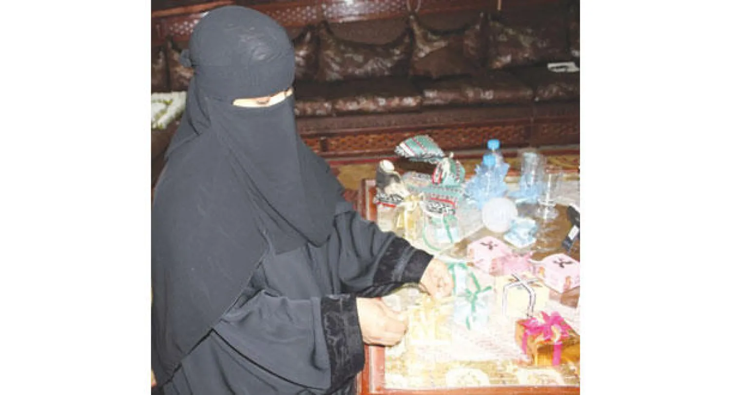 سيدة استفادت من دعم «جنى» (تصوير: علي القطان)