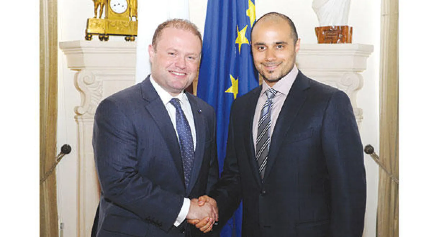 الأمير خالد بن الوليد بن طلال والدكتور جوزيف موسكات،  رئيس وزراء مالطة («الشرق الأوسط»)