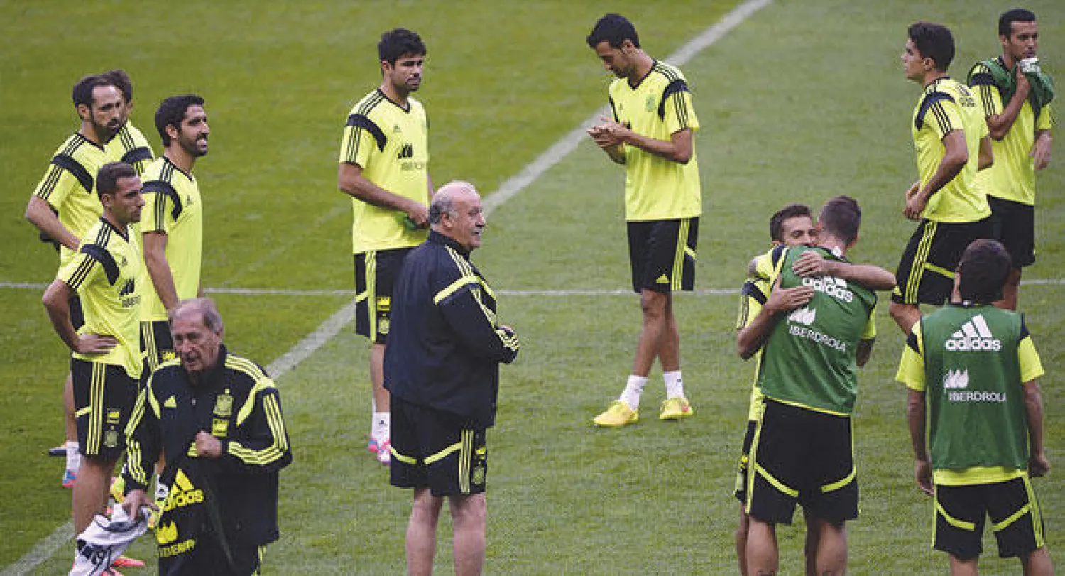 دل بوسكي مدرب إسبانيا يلقي تعليماته وهو محاط بلاعبي المنتخب قبل مواجهة مقدونيا (إ.ب.أ)