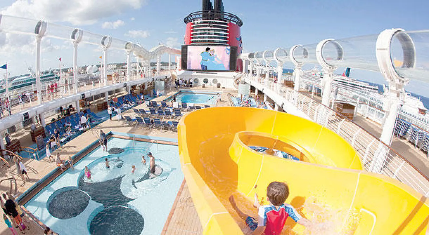 برك سباحة خارجية على متن الباخرة