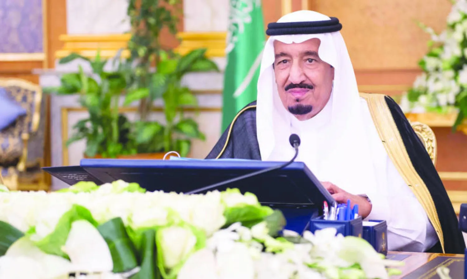 الأمير سلمان بن عبد العزيز لدى ترؤسه جلسة مجلس الوزراء في قصر السلام بجدة أمس (واس)