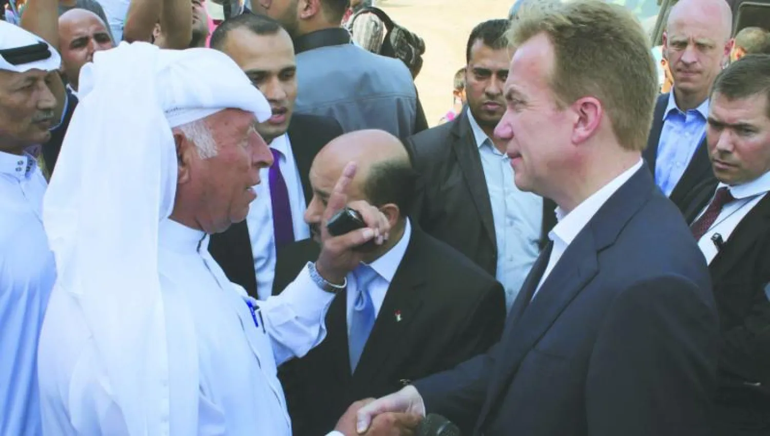 وزير الخارجية النرويجي بورغ برندي يصافح فلسطينيا خلال تفقده قطاع غزة أمس (أ.ف.ب)