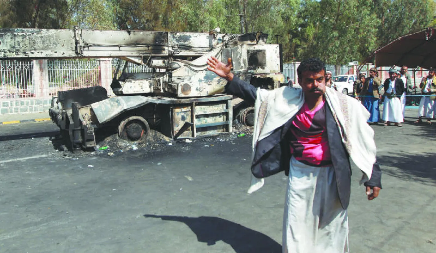 محتج يمني في صنعاء أمس حيث اندلعت مواجهات بين رجال الأمن والمحتجين (أ.ف.ب)