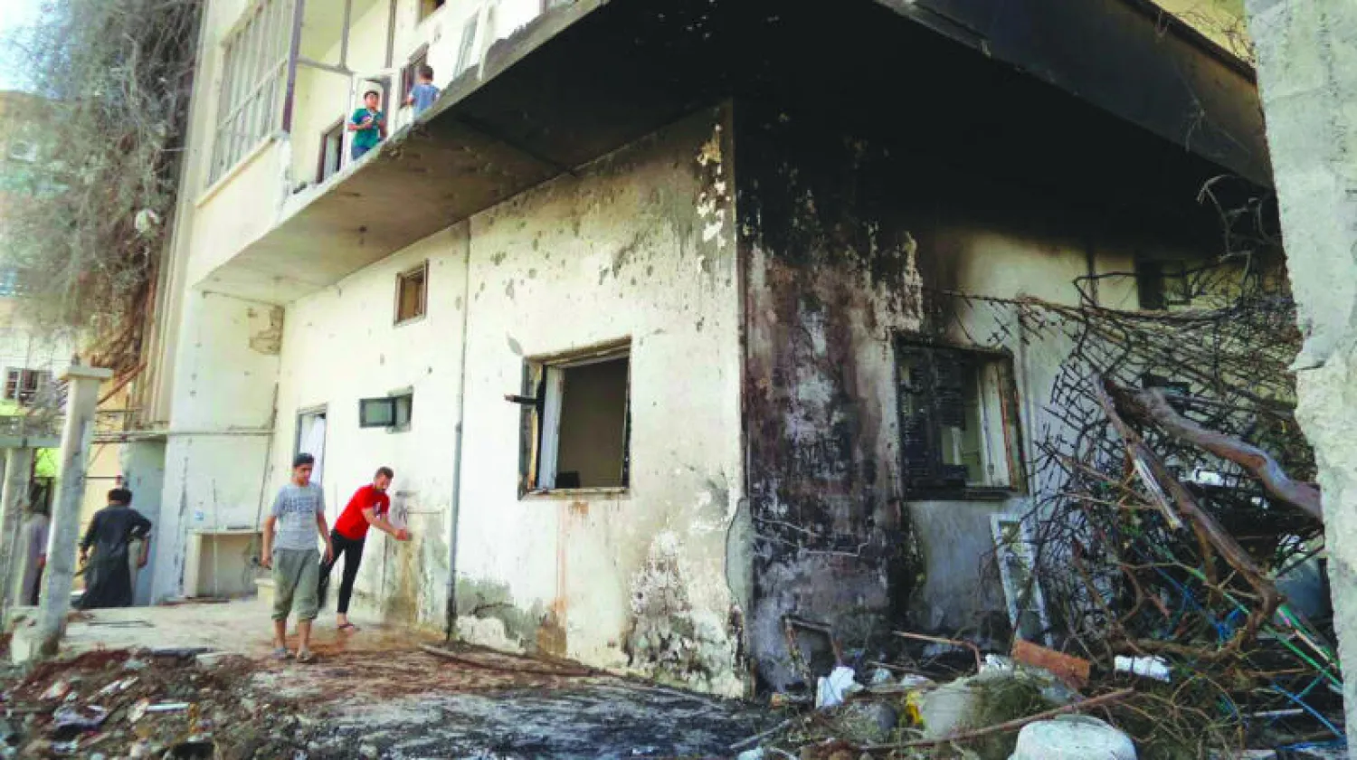 جانب من الدمار الذي لحق ببناية في الرقة، أمس، بعد غارة جوية قال النظام بأنها استهدفت معاقل «داعش» فيها (رويترز)