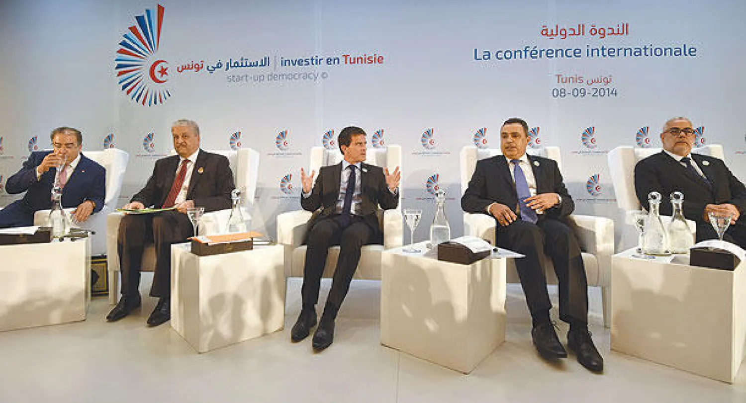 من اليمين: رئيس الوزراء المغربي عبد الإله ابن كيران ونظرائه التونسي مهدي جمعة والفرنسي مانويل فالس  والجزائري عبد المالك سلال أثناء حضورهم المؤتمر الاقتصادي «استثمر في تونس الديمقراطية الناشئة» أمس (أ.ف.ب)