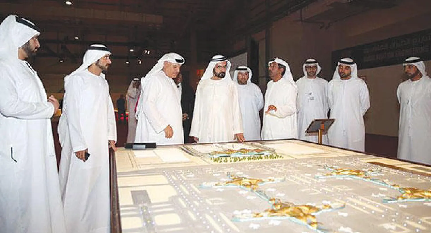 الشيخ محمد بن راشد يطلع على عدد من التصاميم الهندسية المعدة لمشروع مطار آل مكتوم الدولي (وام)
