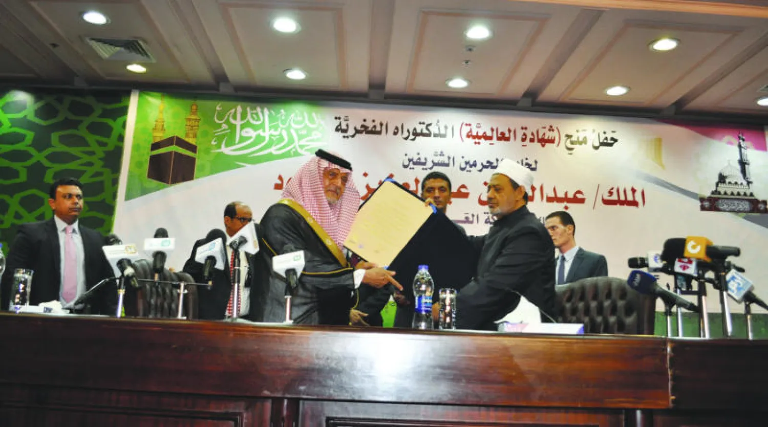 شيخ الجامع الأزهر الدكتور أحمد الطيب يسلم الأمير سعود الفيصل شهادة الدكتوراه الفخرية التي منحها الأزهر لخادم الحرمين الشريفين في القاهرة أمس  ({الشرق الأوسط})