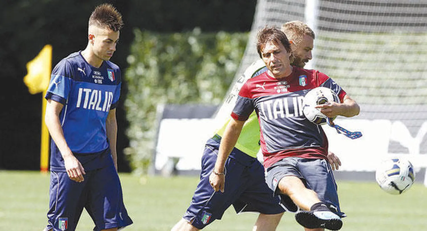 كونتي مدرب إيطاليا الجديد يوجه الشعراوي خلال التدريب لمواجهة النرويج (أ.ب)