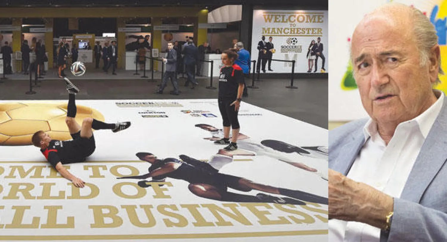 بلاتر يتطلع لفترة رئاسة خامسة  -   مجموعة من اللاعبين يستعرضون مهاراتهم على هامش افتتاح مؤتمر «سوكر إس» بمدينة مانشستر الإنجليزية أمس (أ.ف.ب)