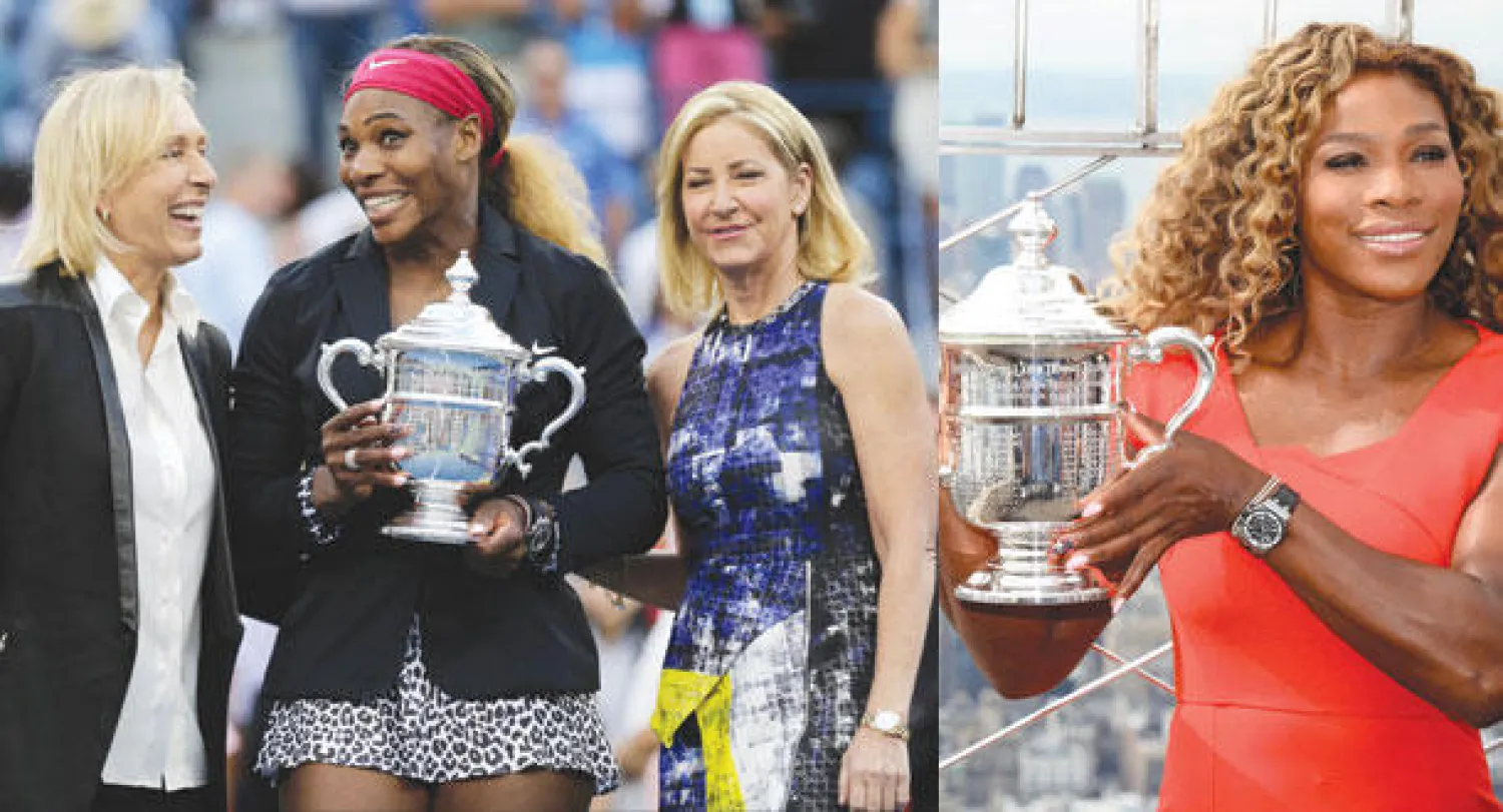 سيرينا تحتفل بكأس فلاشينغ ميدوز فوق قمة مبنى «إمباير ستيت» في نيويورك (أ.ب)  -   سيرينا بين العملاقتين إيفرت ونافراتيلوفا (أ.ب)