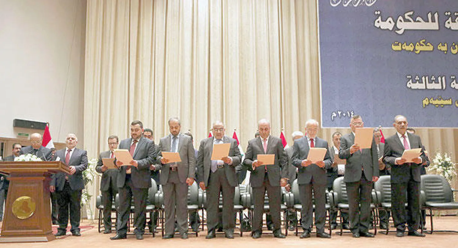رئيس الوزراء العراقي الجديد حيدر العبادي وأعضاء حكومته يؤدون اليمين الدستورية أمام البرلمان مساء أول من أمس (رويترز)