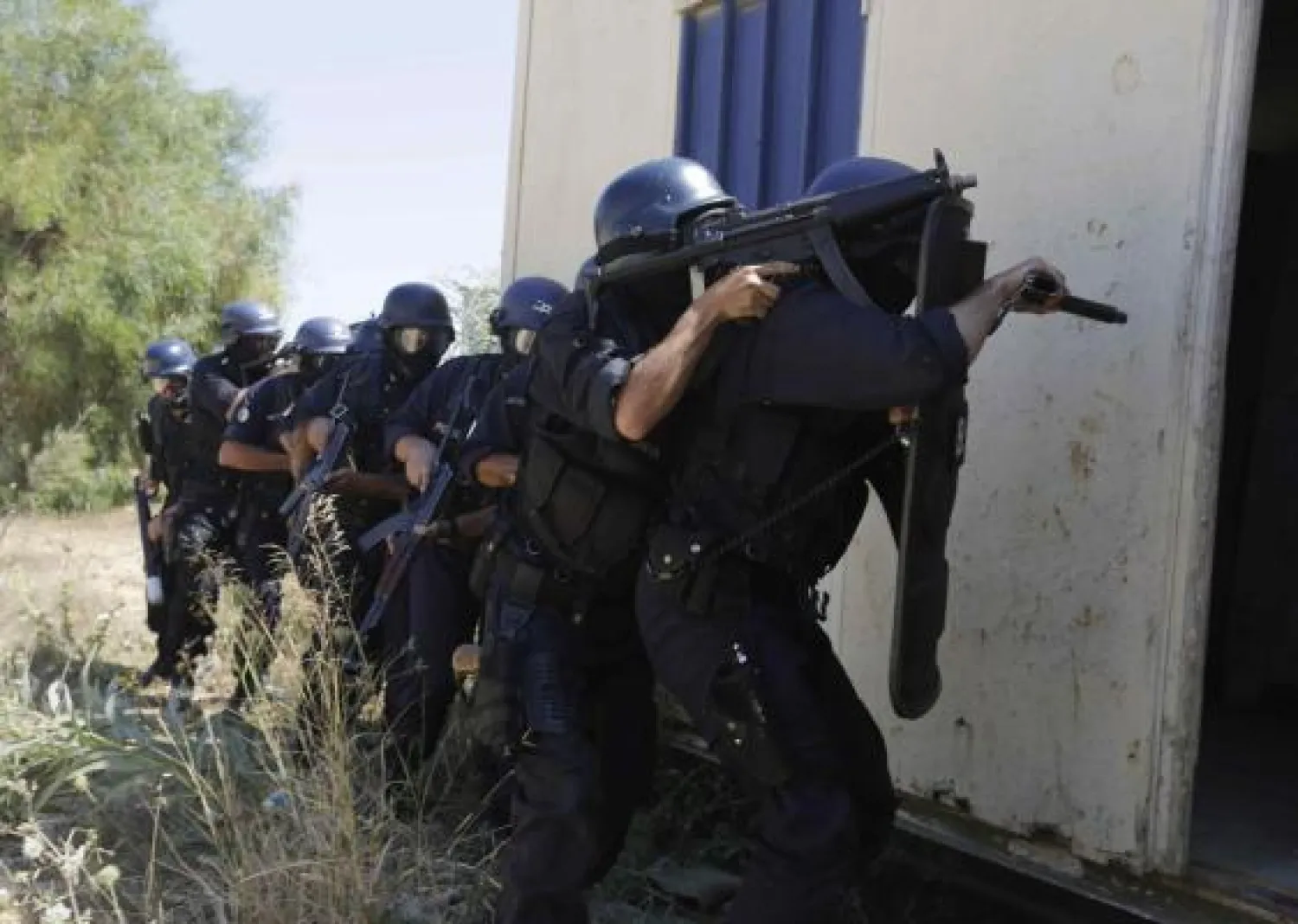 الجيش الجزائري يقتل متشددين اثنين ويستعد للتسليح «الإلكتروني»