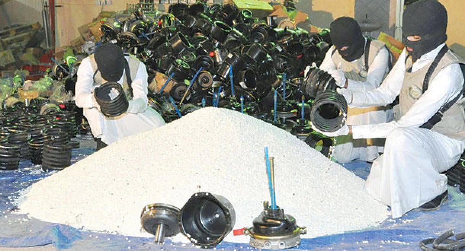 عناصر من فرقة مكافحة المخدرات السعودية خلال عملية اكتشاف كميات كبيرة من المخدرات تم تهريبها ضمن قطع غيار سيارات («الشرق الأوسط»)